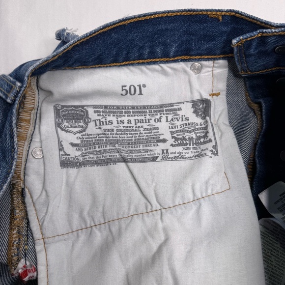 Levi’s Women’s 501 Button Fly Distressed Midi Length Jean Shorts Size 28 - Picture 16 of 16